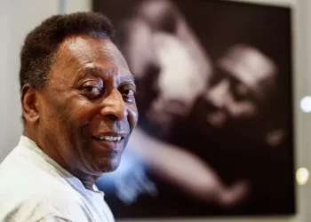 Pelé dice que está fuerte y siguiendo su tratamiento contra el cáncer