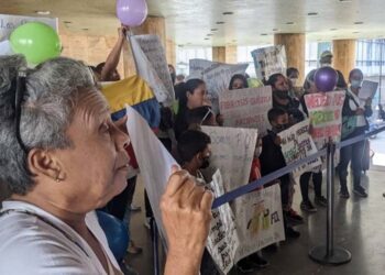 Tras protestas, MinSalud promete entregar tratamiento a pacientes con fibrosis quística