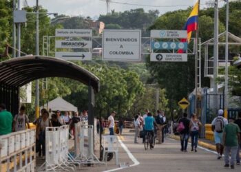Colombia y Venezuela abrirán frontera para autos particulares en enero