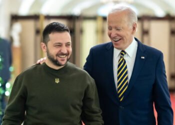 Biden pide una paz justa para Ucrania y Zelenski recuerda que la guerra sigue