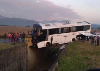Accidente de un expreso dejó dos fallecidos en Portuguesa