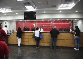 Gobierno paga a trabajadores públicos bonos devaluados por subida del dólar
