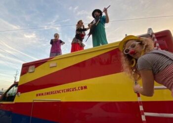 "Emergency Circus" lleva alegría a niños migrantes varados en México