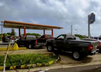 Sin anuncio oficial vuelven a dejar sin despacho de gasolina a estaciones en Bolívar