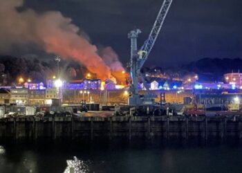 Tres muertos y varios desaparecidos tras explosión de edificio en Jersey