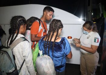 Migrantes se entregan para regularizarse en México ante más operativos