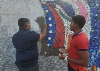 Alcalde Castro y su tren ejecutivo realizaron su aporte en la construcción del mural ecológico