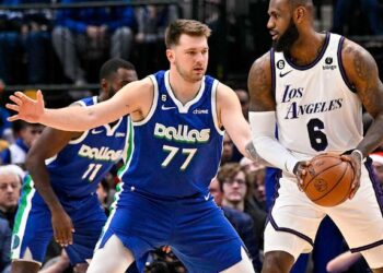 Doncic roza el triple doble y deja sin alegría a James en un duelo navideño