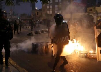Heridos 15 policías peruanos en un ataque de manifestantes con explosivos