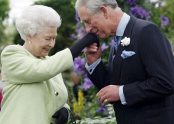 El rey rinde tributo a la fe de Isabel II y a quienes ayudan a los demás