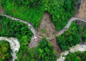 Derrumbe sepultó bus con más de 20 personas a bordo en Colombia