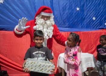 Caracas | "Un juguete, una buena noticia" llevó Navidad y alegría a niños de El Cementerio