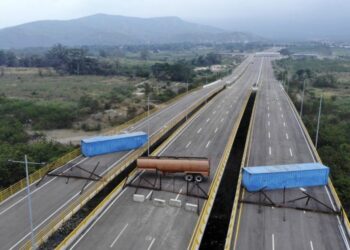 Gobierno retira contenedores del puente de Tienditas en límites con Colombia