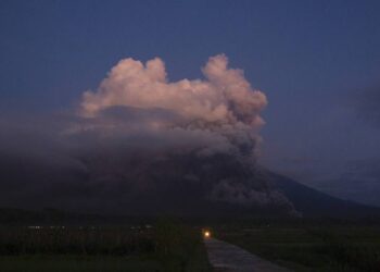 El volcán indonesio Semeru forma un río de lava