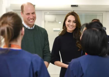 La realeza del Reino Unido aparece por primera vez después de la publicación del libro de Harry