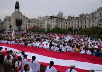 Marchas por la paz en Perú rechazan violentas protestas