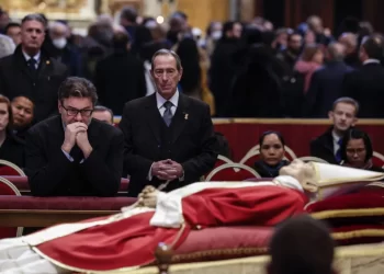 Último día de la capilla ardiente de Benedicto XVI mientras se prepara el funeral