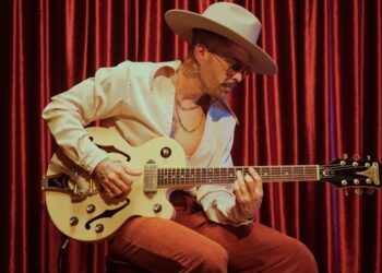 Mike Bahía inició 2023 al ritmo de la salsa con "De qué manera"