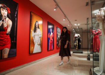 Mon Laferte debutó como artista plástica con exposición en Chile