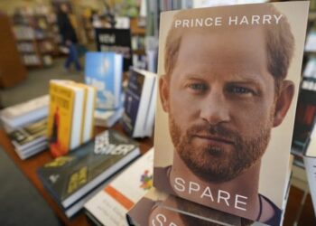 Libro del príncipe Harry mantiene buen ritmo de ventas
