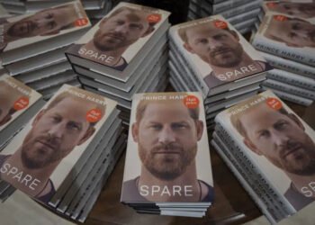 Príncipe Enrique dice que tenía suficiente material para sacar dos libros