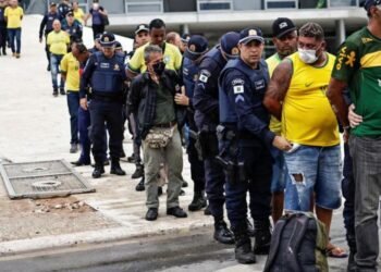 300 bolsonaristas detenidos por intento de golpe de Estado en Brasil
