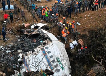 Sin esperanza de sobrevivientes, Nepal llora a las víctimas del accidente aéreo