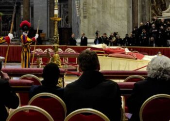 Capilla ardiente de Benedicto XVI abre por segundo día consecutivo