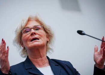 Dimite la ministra de Defensa de Alemania tras polémicas relacionadas con la guerra en Ucrania