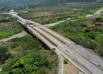Venezuela y Colombia abrieron su frontera para el paso de vehículos