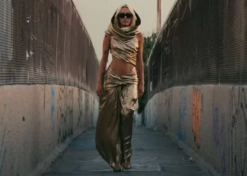 Miley Cyrus se venga de Liam Hemsworth con “Flowers”