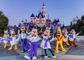 Disney inaugura una temporada centenaria en su parque temático de California