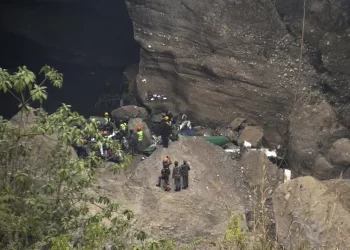 Encuentran las cajas negras del avión estrellado en Nepal