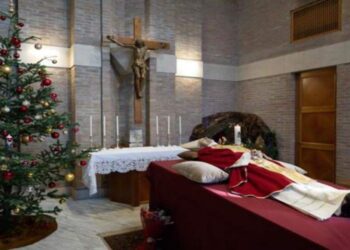 Abre capilla ardiente de Benedicto XVI