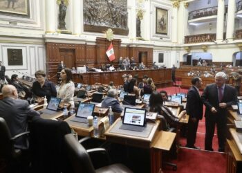 Entre protestas, el adelanto de elecciones sigue en punto muerto en Congreso de Perú