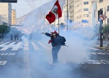 Toque de queda en Perú por ola de violencia al sur del país