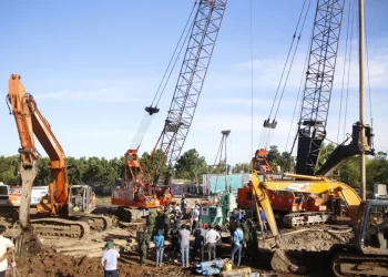 Declaran muerto al niño caído en un hueco de 35 metros de profundidad en Vietnam