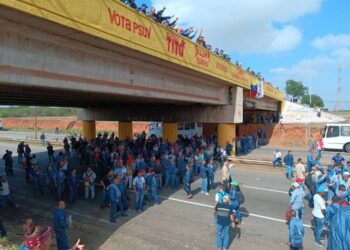 Trabajadores de Sidor cerraron vía para exigir la dolarización de sus salarios