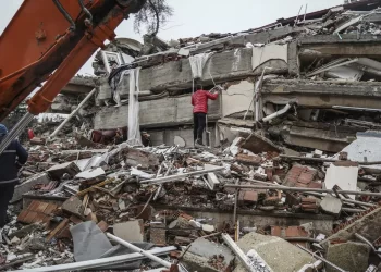 Suben a más de 5.000 las muertes por sismo en Turquía y Siria