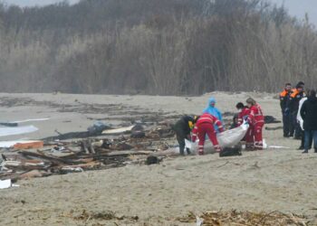 Elevan a 60 el número de muertos por naufragio en Italia