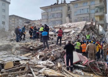 Al menos un muerto y decenas de heridos en réplica de sismo en Turquía