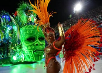Con homenaje a histórico sambista arrancan los desfiles en sambódromo en Río