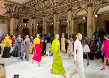 Carolina Herrera moderniza el estilo de la emperatriz Sisi para el otoño