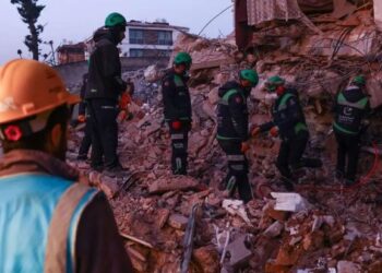 Rescatan a tres personas en Turquía tras casi 11 días entre los escombros