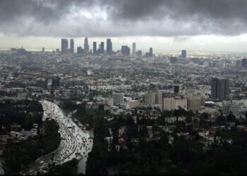 Sur de California bajo inusual tormenta de lluvia y nieve