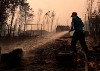 Asciende a 13 el número de muertos en incendios de Chile