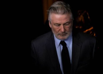 La Fiscalía estadounidense rebaja los cargos contra Alec Baldwin