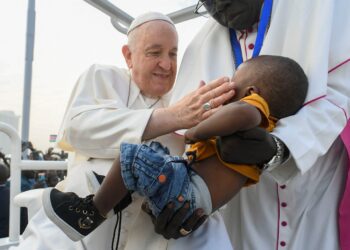 El papa llama a "deponer las armas" al cierre de visita a Sudán del Sur