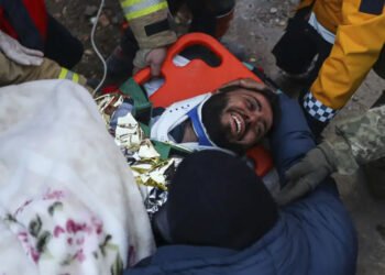 Siguen hallando sobrevivientes tras terremoto en Siria y Turquía: van 25.000 muertos