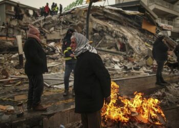 Rescatistas buscan sobrevivientes tras terremoto de Turquía y Siria